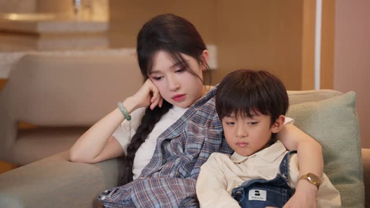 报告总裁夫人和少爷都成了大佬（5集）免费观看