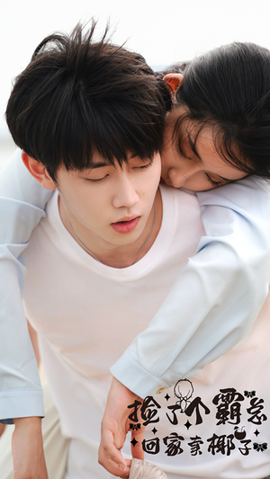 捡了个霸总回家卖椰子（70集）精彩好看的短剧