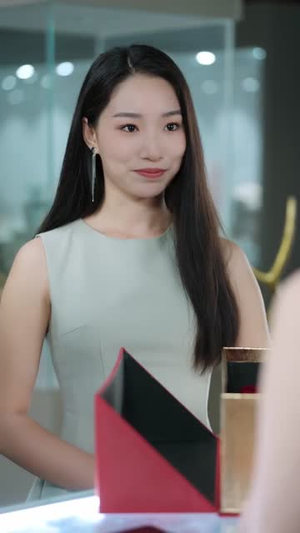 本想做个假古董,却成了鉴宝大师(80集) 本想做个假古董,却成了鉴宝大师(80集)红果免费看短剧